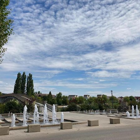 Et Au Pied Coule Une Riviere, Situation Et Vue Ideales Auxerre Exteriér fotografie