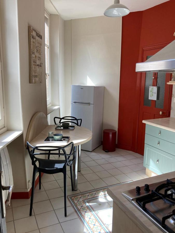 Et Au Pied Coule Une Riviere, Situation Et Vue Ideales Auxerre Exteriér fotografie
