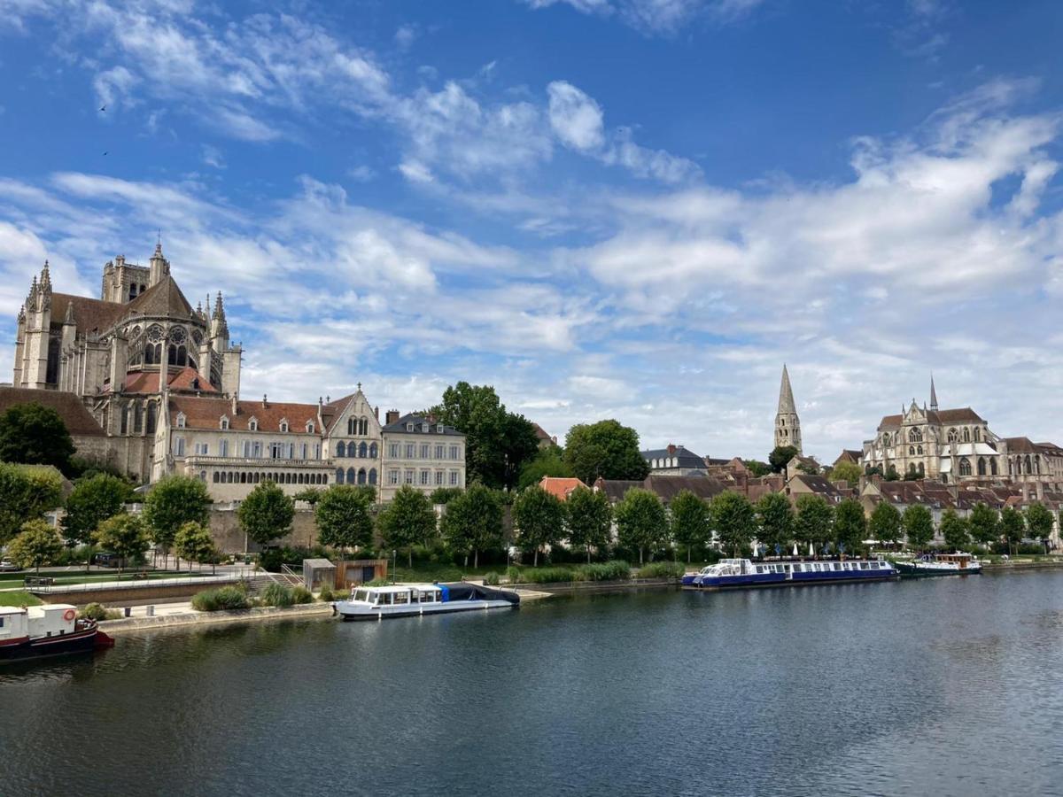 Et Au Pied Coule Une Riviere, Situation Et Vue Ideales Auxerre Exteriér fotografie