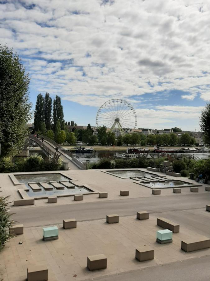 Et Au Pied Coule Une Riviere, Situation Et Vue Ideales Auxerre Exteriér fotografie