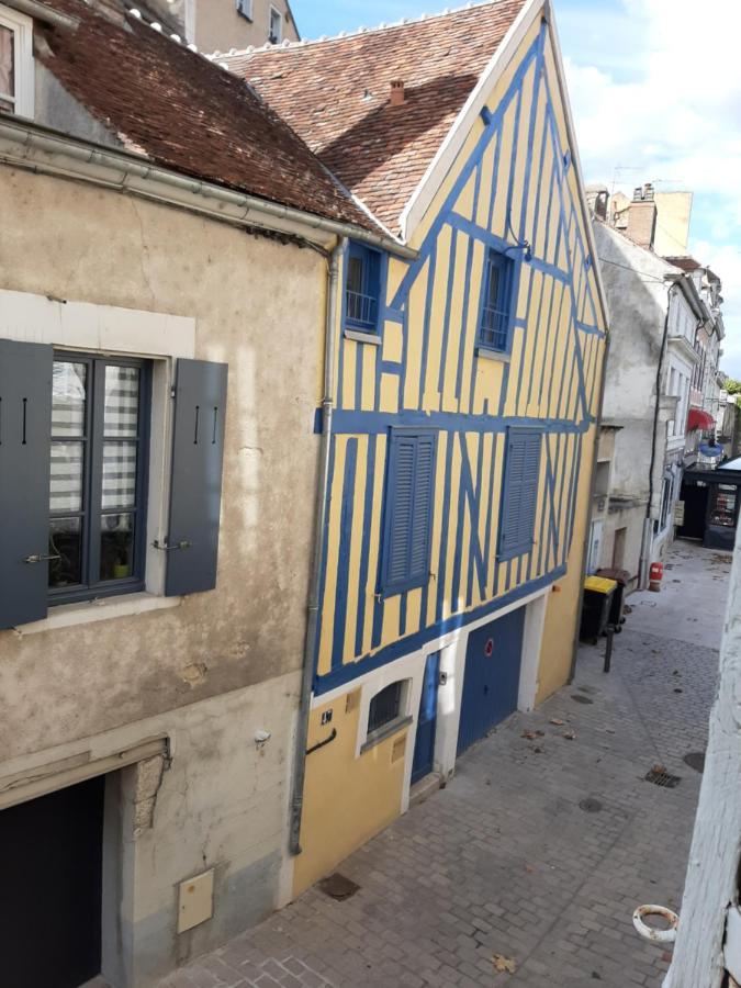 Et Au Pied Coule Une Riviere, Situation Et Vue Ideales Auxerre Exteriér fotografie